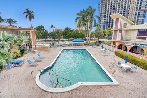 Private Hallandale Beach Studio Wbath Walking Distance To The Beach Pool Free Parking Exterior photo